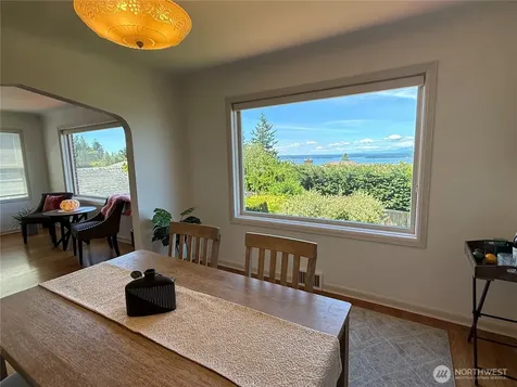 6921 39th Avenue SW Seattle WA 98136
