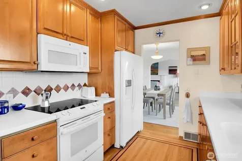 6921 39th Avenue SW Seattle WA 98136