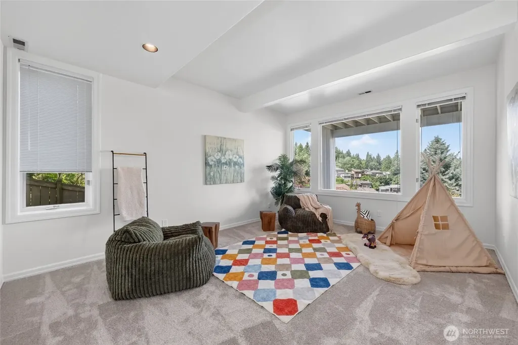 8762 Paisley Drive NE Seattle WA 98115