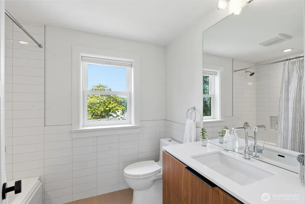 5815 Ann Arbor Avenue NE Seattle WA 98105