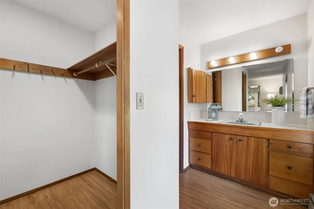 31 E Village View Drive Allyn WA 98524