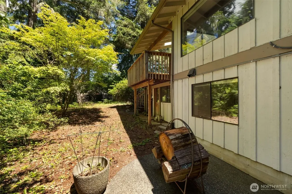 31 E Village View Drive Allyn WA 98524