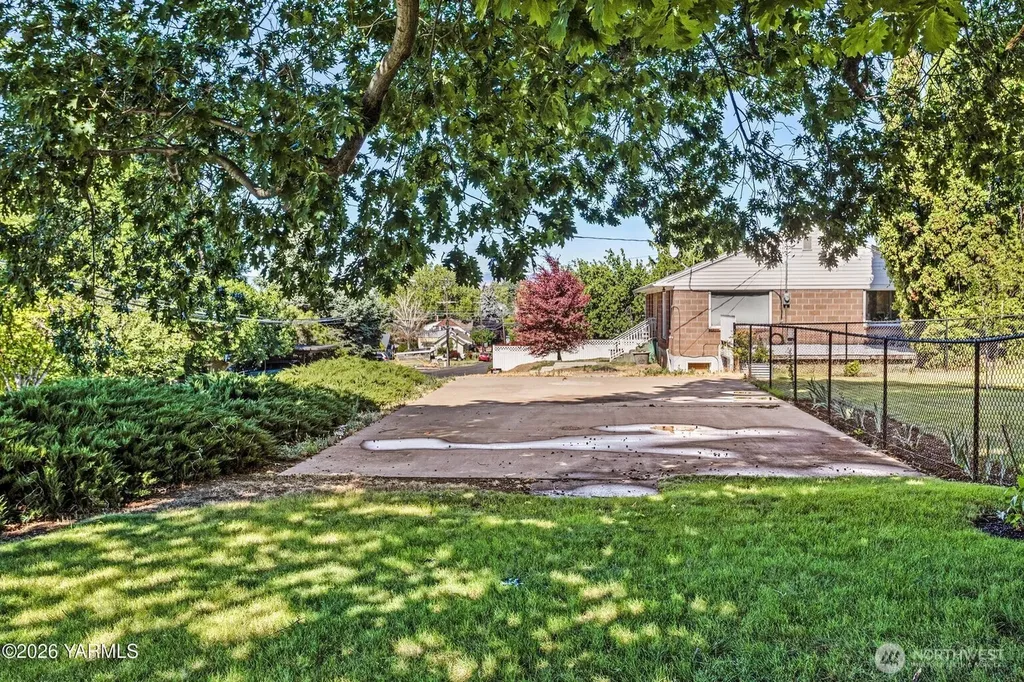 3705 W Chestnut Avenue Yakima WA 98902