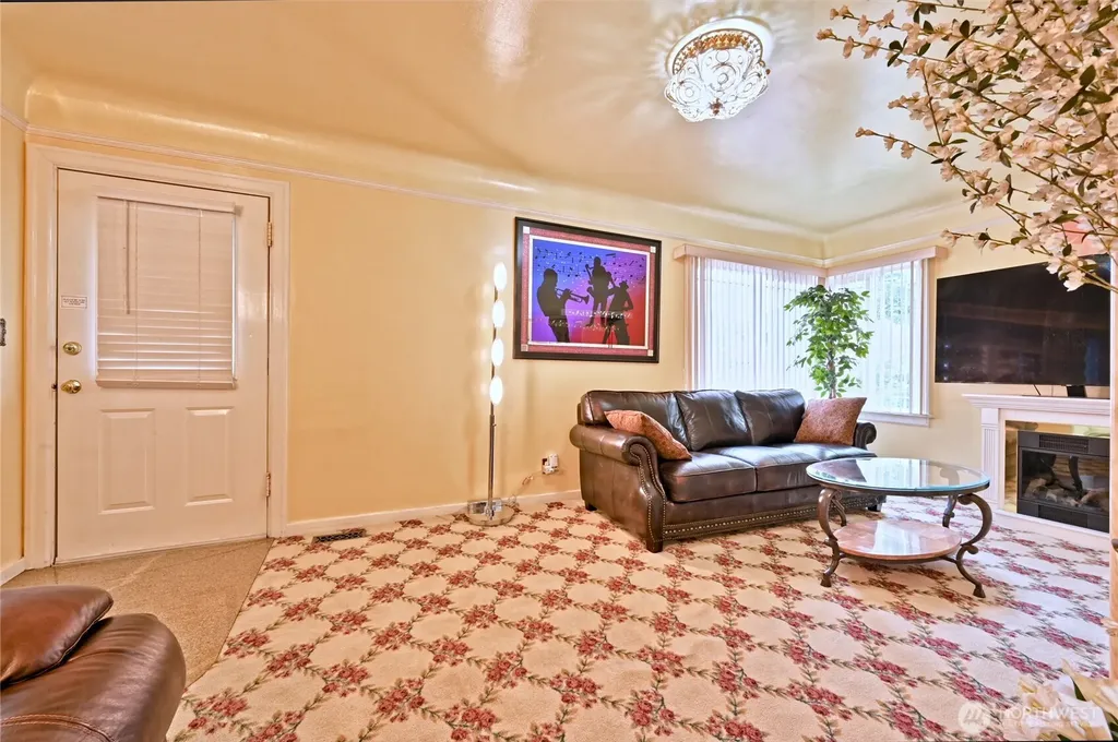 5402 S Cloverdale Street Seattle WA 98118