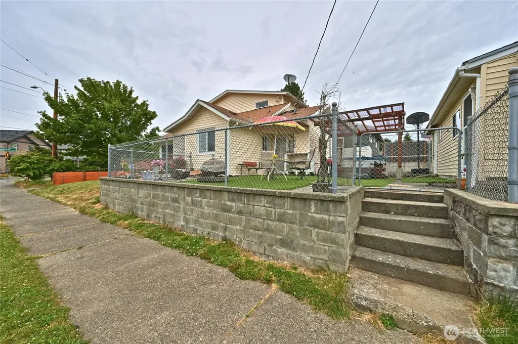 5402 S Cloverdale Street Seattle WA 98118