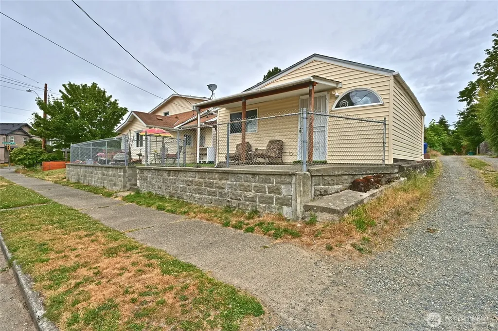 5402 S Cloverdale Street Seattle WA 98118