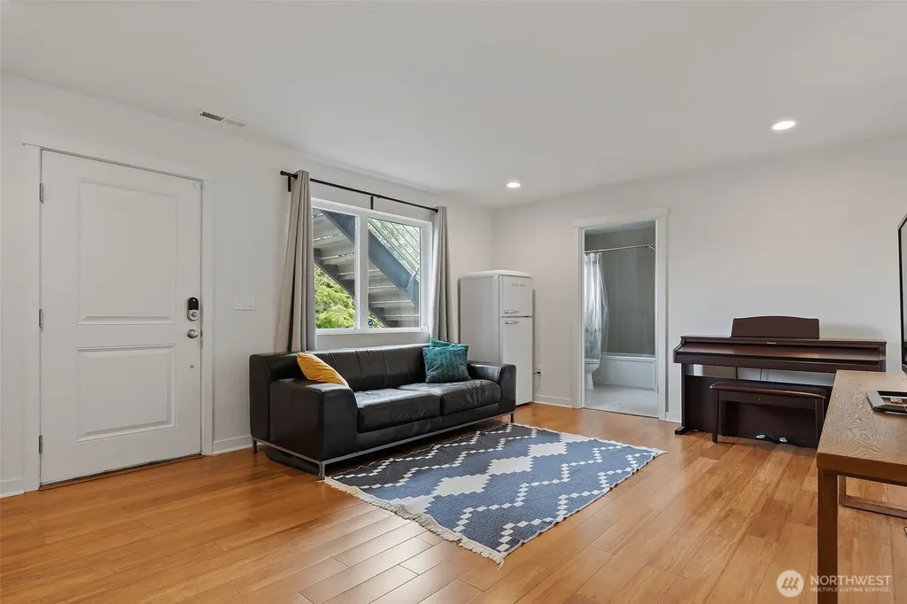 9007 Sand Point Way NE Seattle WA 98115