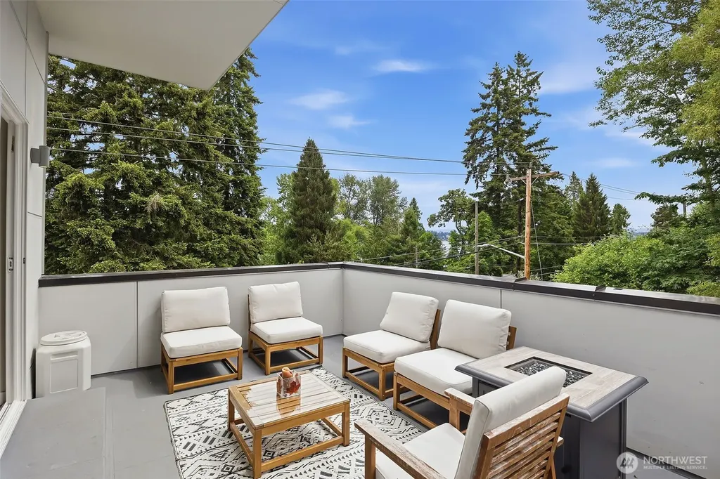 9007 Sand Point Way NE Seattle WA 98115