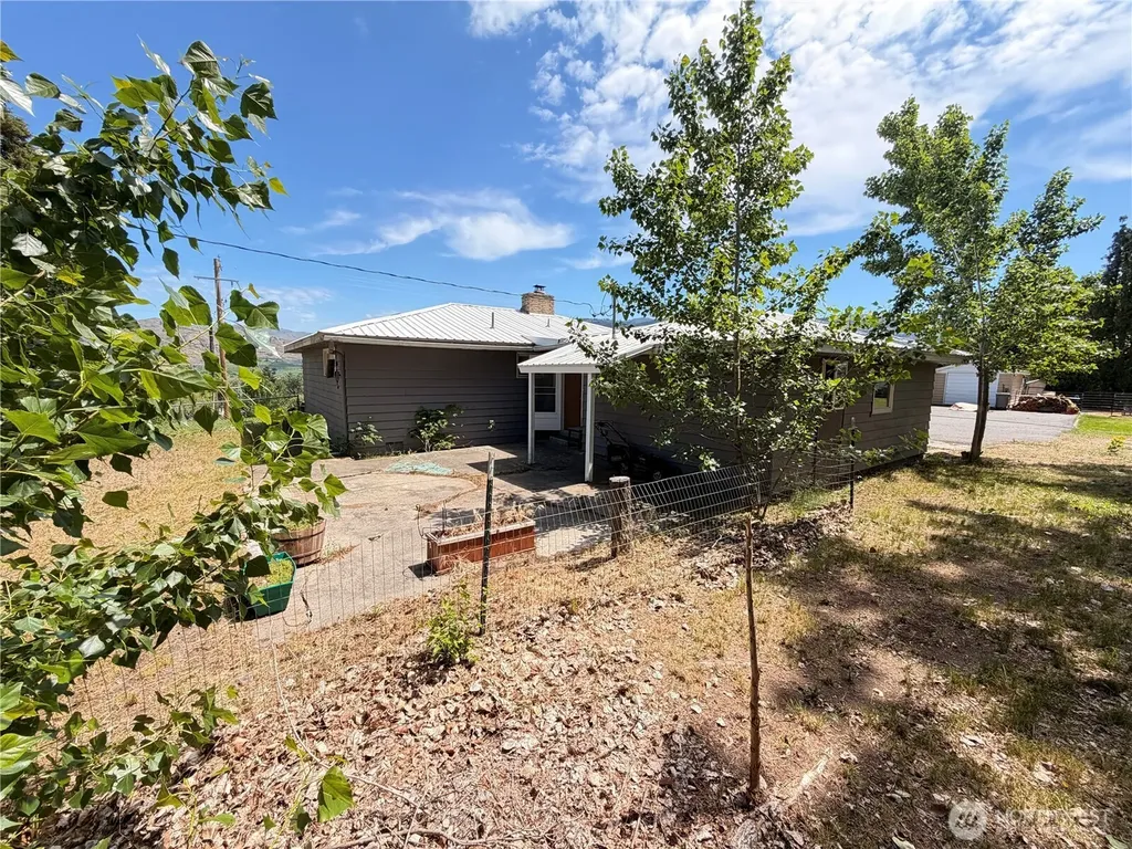 2108 Deerpath Oroville WA 98844