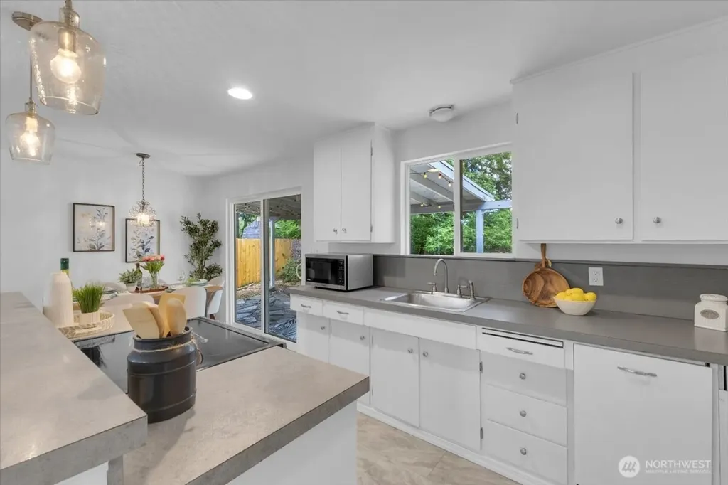2427 200th Place SW Lynnwood WA 98036