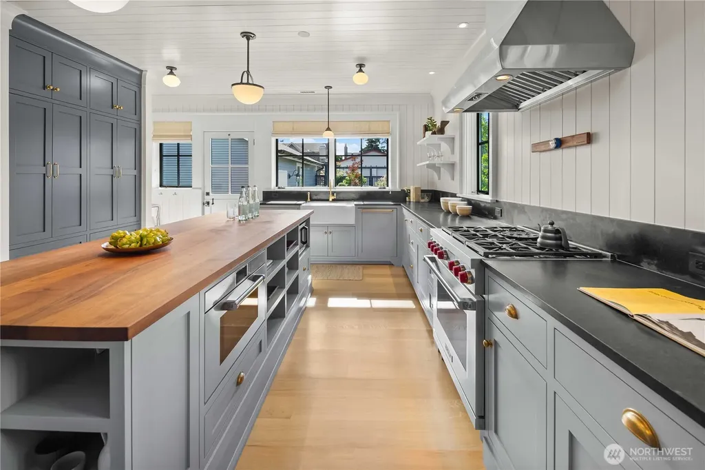 3033 27th Avenue W Seattle WA 98199