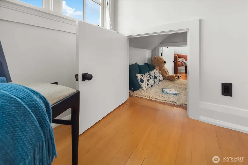 3033 27th Avenue W Seattle WA 98199