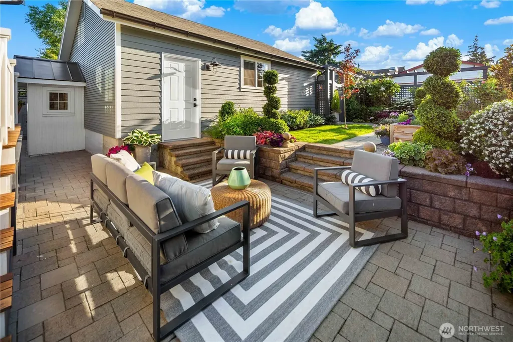 3033 27th Avenue W Seattle WA 98199