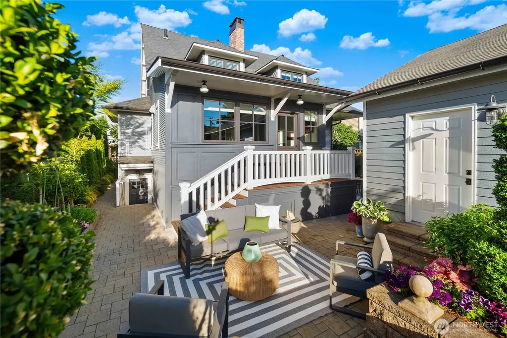 3033 27th Avenue W Seattle WA 98199