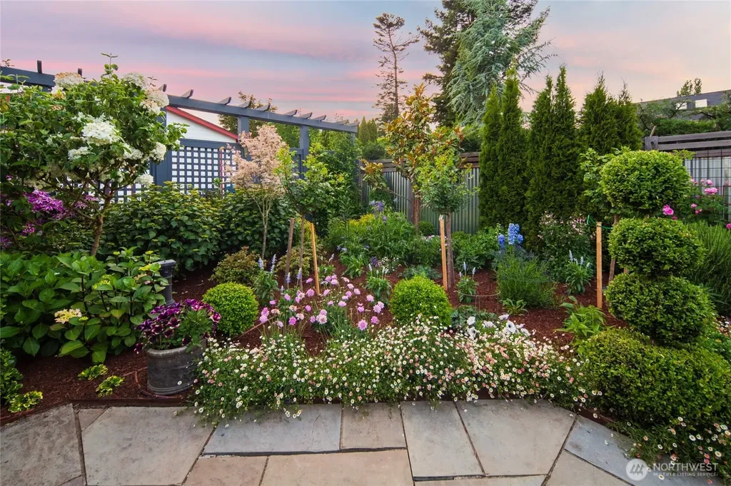 3033 27th Avenue W Seattle WA 98199