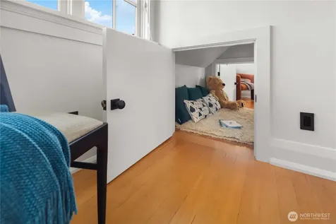 3033 27th Avenue W Seattle WA 98199