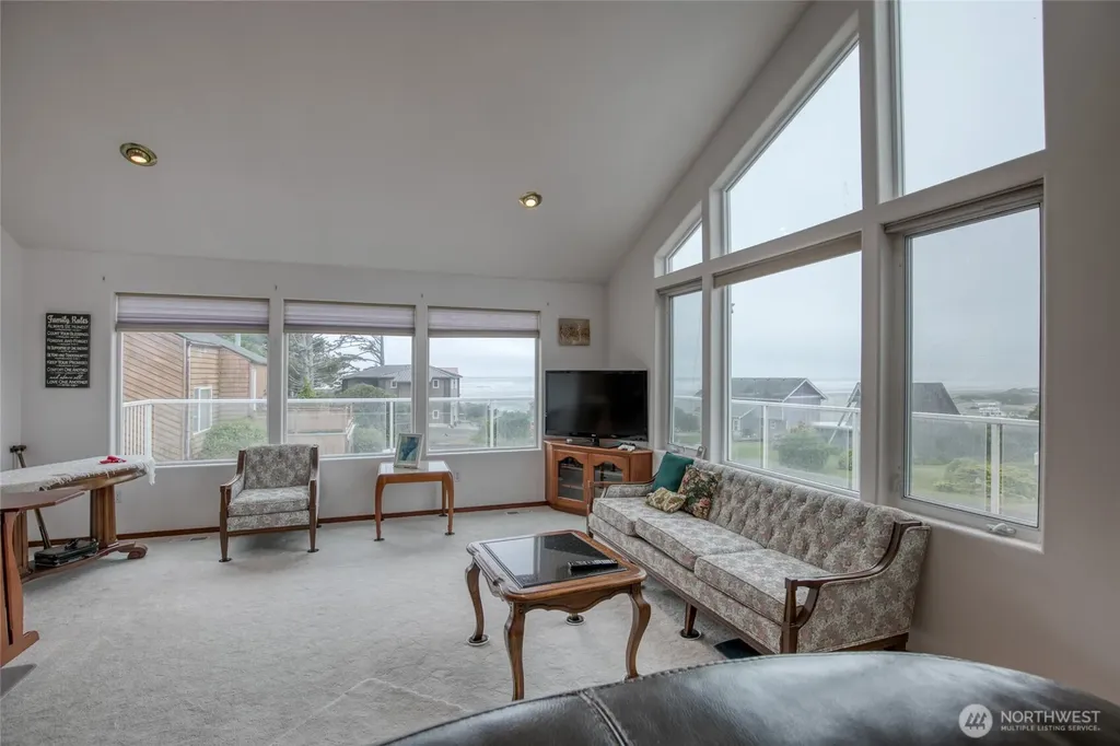 15 Diamond Drive Pacific Beach WA 98571