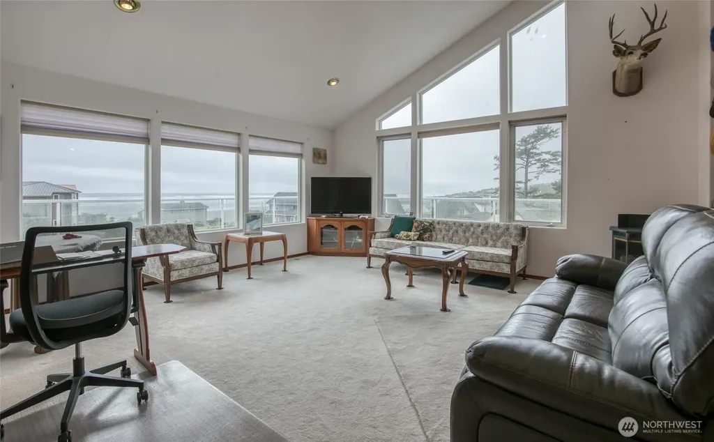 15 Diamond Drive Pacific Beach WA 98571