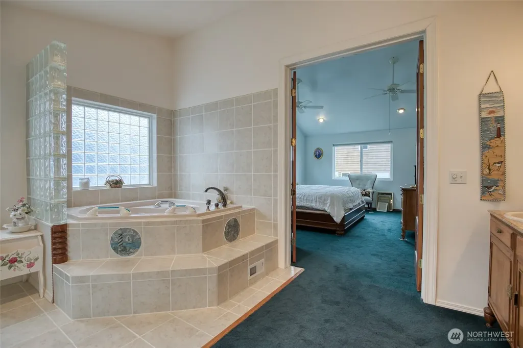 15 Diamond Drive Pacific Beach WA 98571