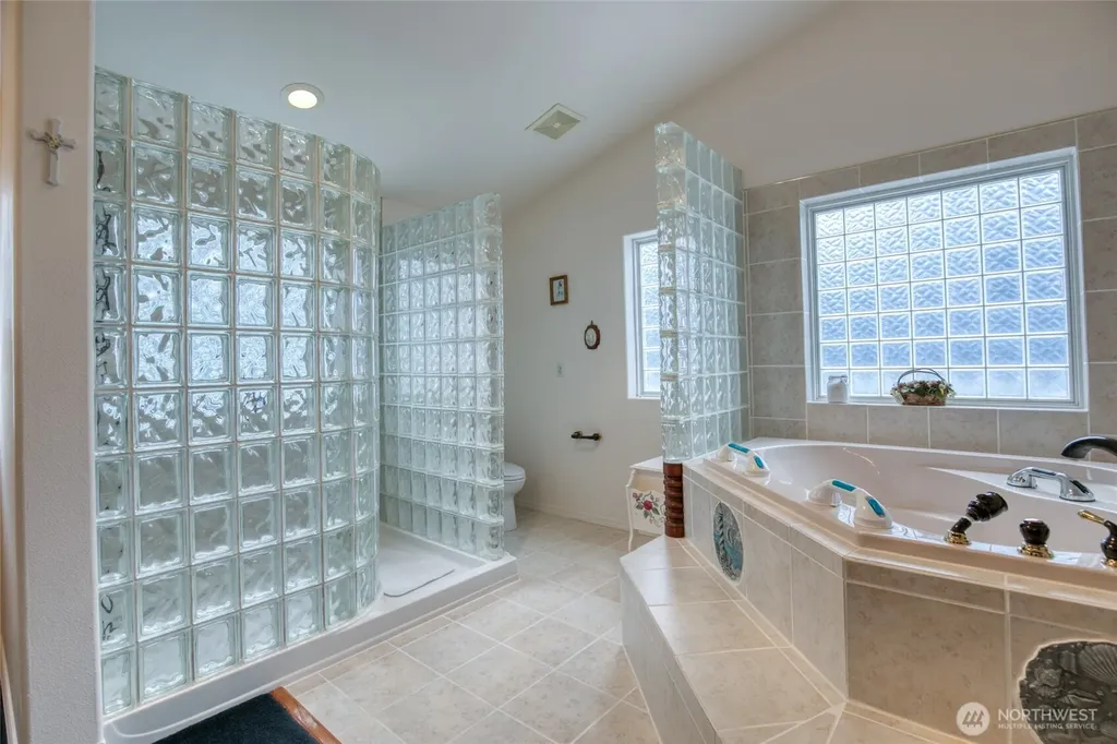 15 Diamond Drive Pacific Beach WA 98571