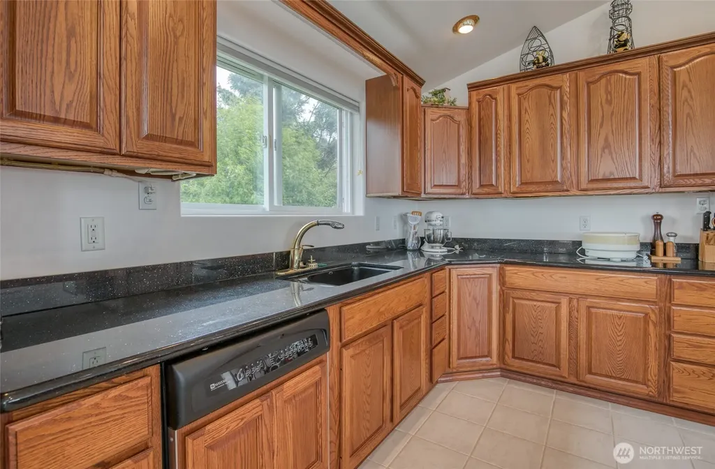 15 Diamond Drive Pacific Beach WA 98571