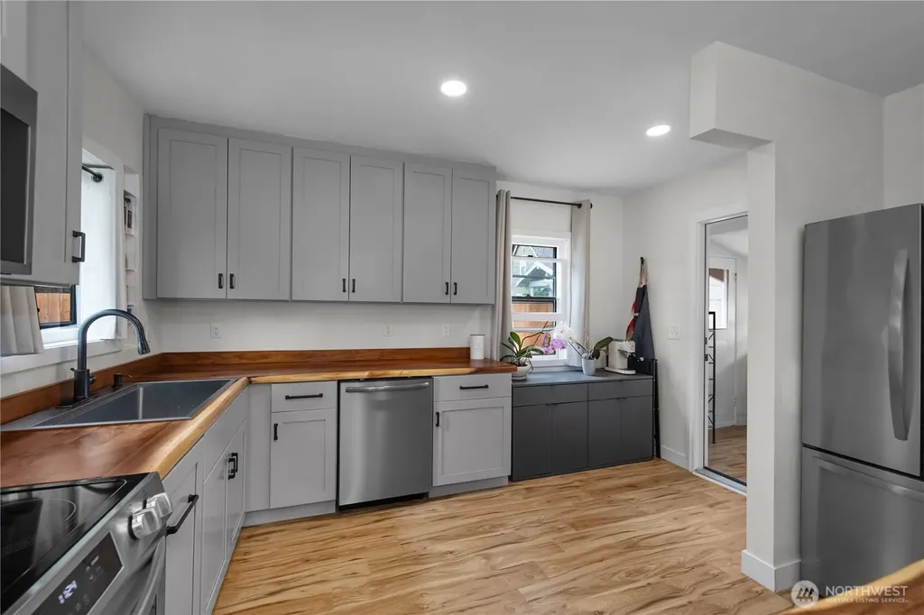 206 Hewitt Avenue Bremerton WA 98337
