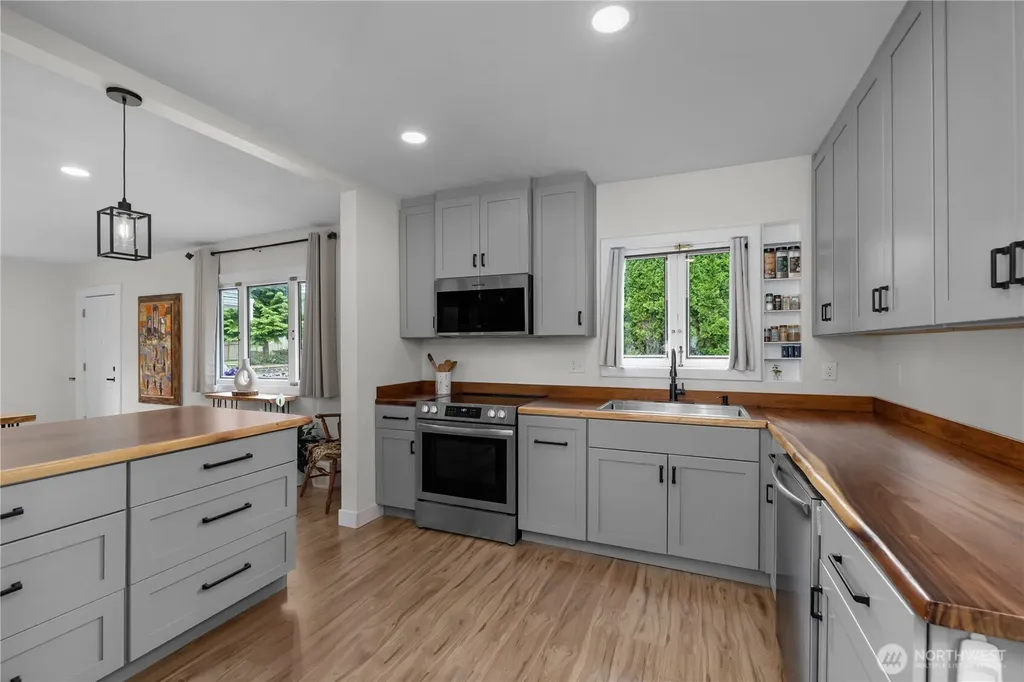 206 Hewitt Avenue Bremerton WA 98337