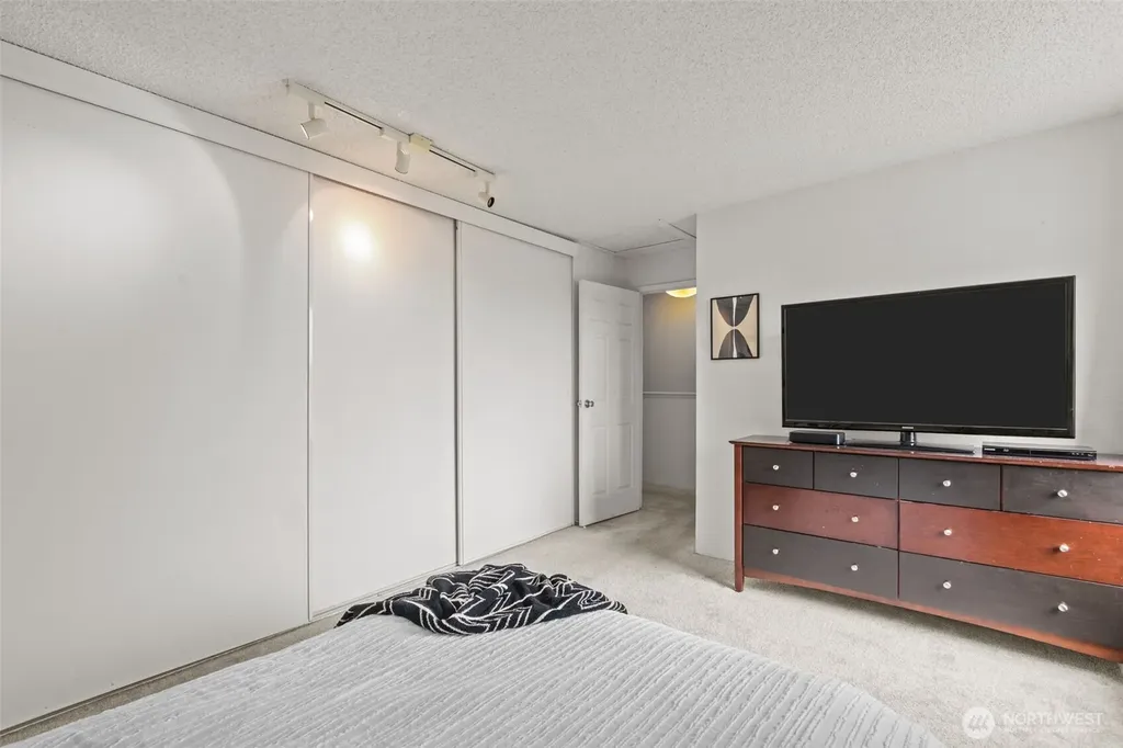 25042 Lake Fenwick Road Kent WA 25044