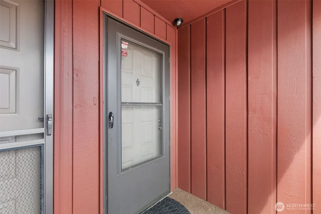 25042 Lake Fenwick Road Kent WA 25044
