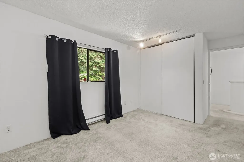 25042 Lake Fenwick Road Kent WA 25044