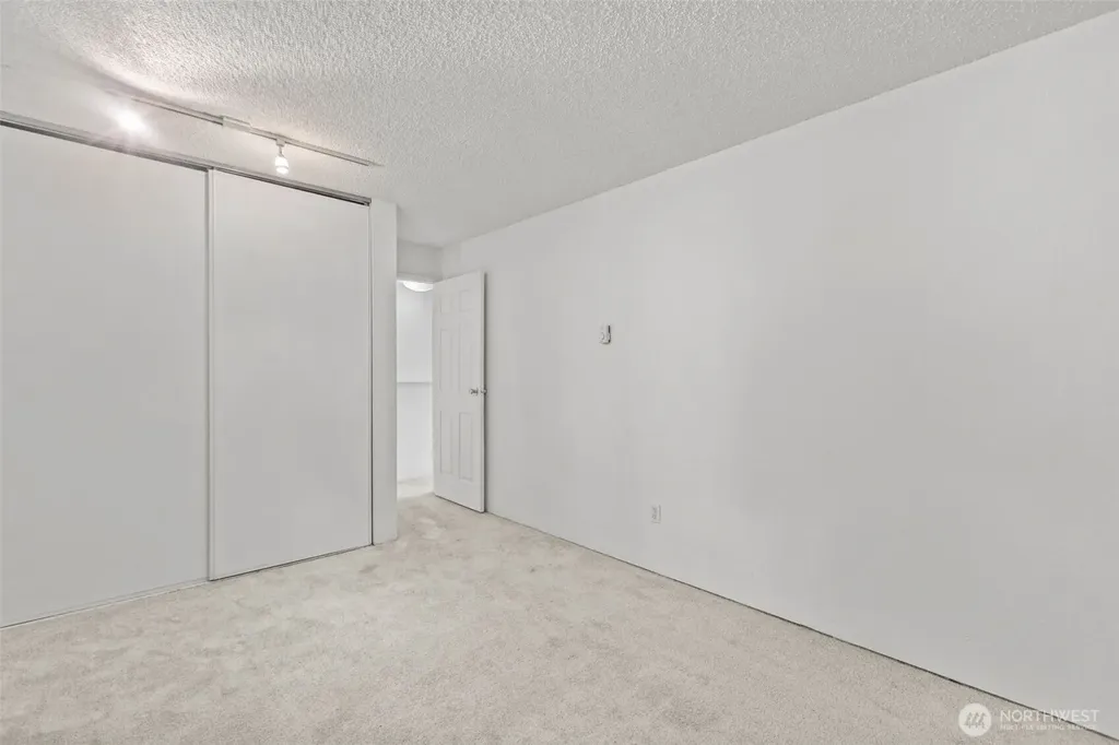 25042 Lake Fenwick Road Kent WA 25044