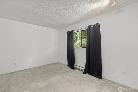 25042 Lake Fenwick Road Kent WA 25044