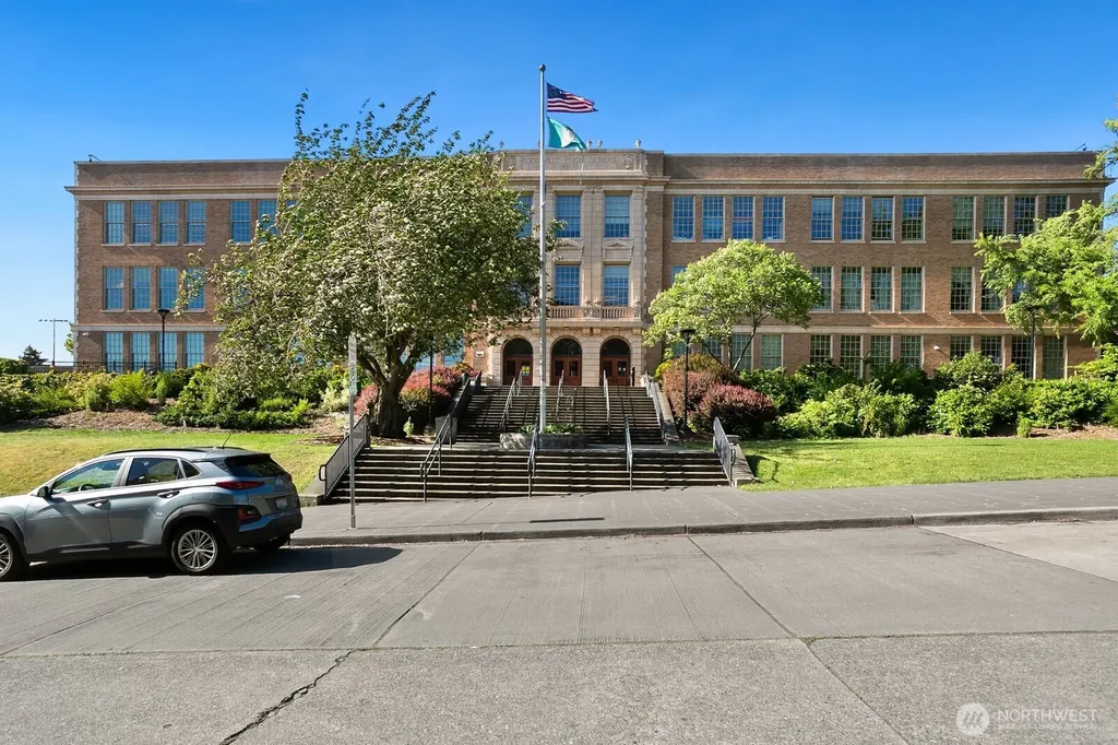 7032 15th Avenue NE Seattle WA 98115