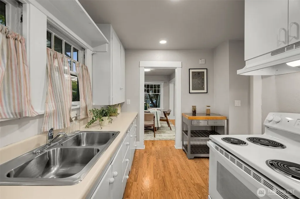 5704 35th Ave NE Seattle WA 98105