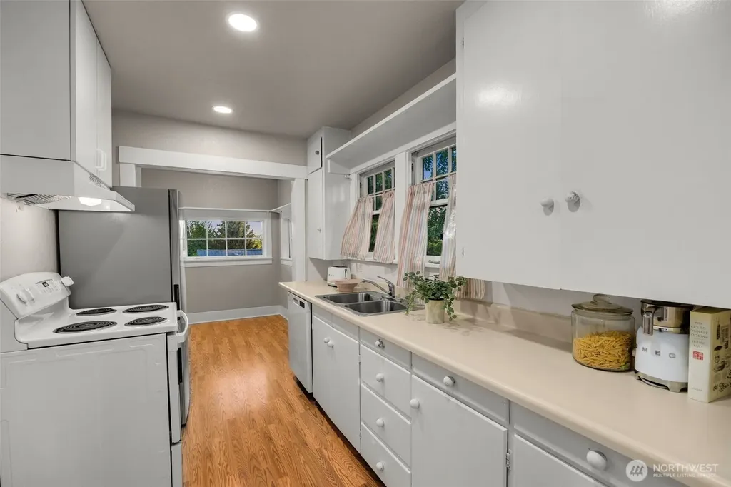 5704 35th Ave NE Seattle WA 98105