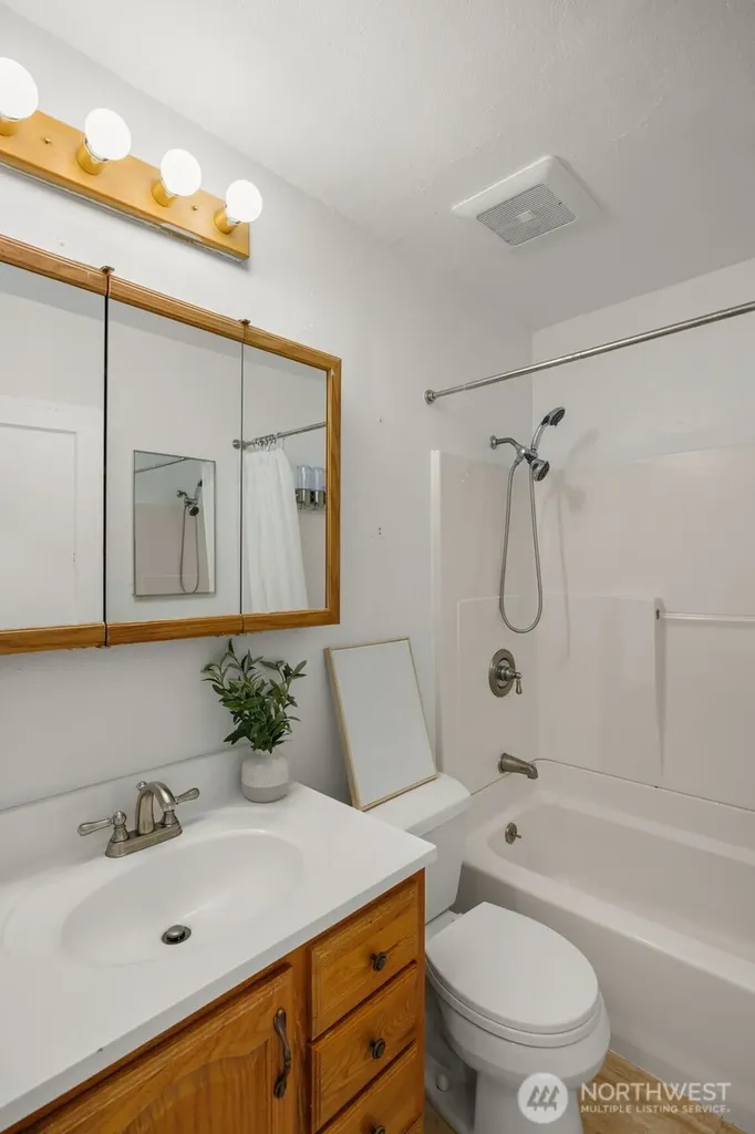 5704 35th Ave NE Seattle WA 98105