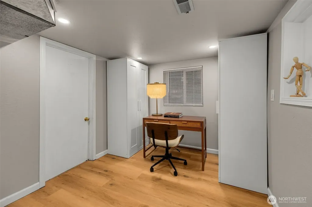 5704 35th Ave NE Seattle WA 98105
