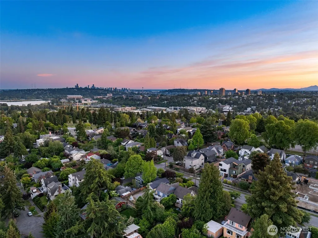 5704 35th Ave NE Seattle WA 98105