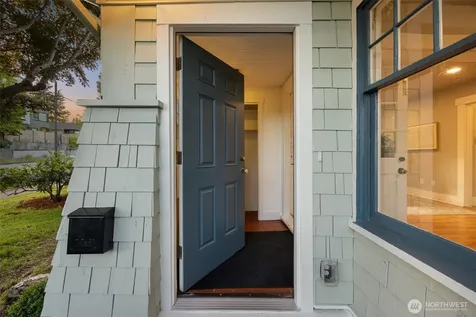 5704 35th Ave NE Seattle WA 98105