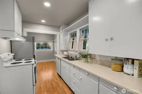 5704 35th Ave NE Seattle WA 98105