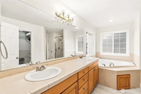 8218 NE 187th Way Kenmore WA 98028