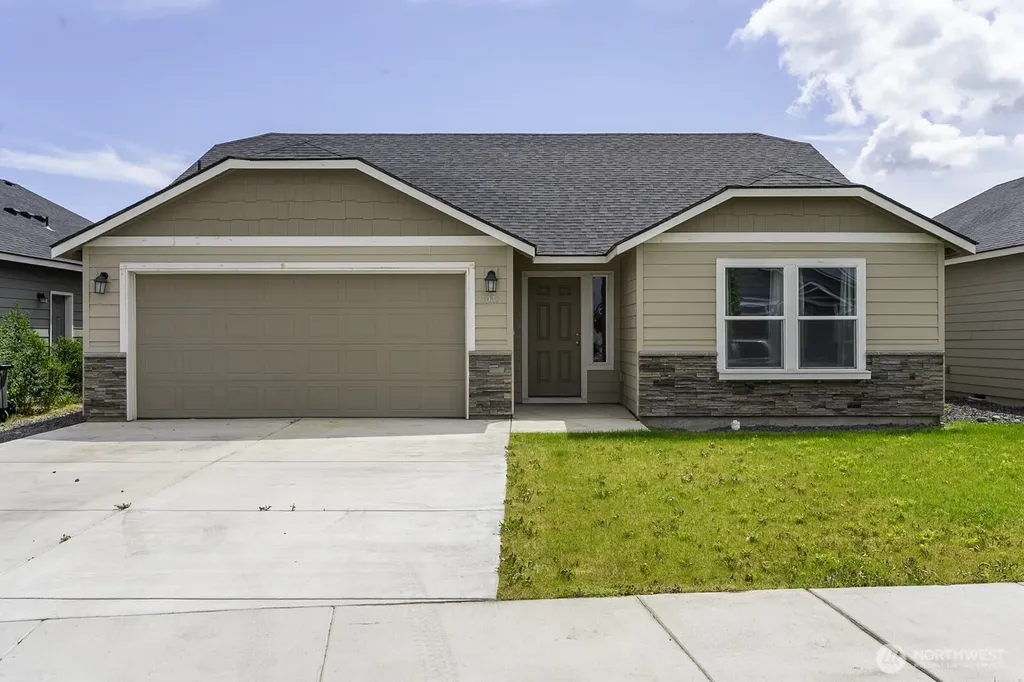 1013 W Maple Drive Moses Lake WA 98837