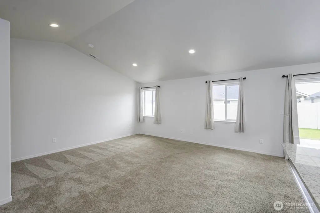 1013 W Maple Drive Moses Lake WA 98837