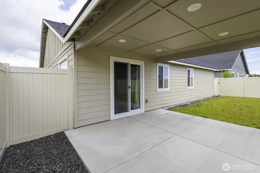 1013 W Maple Drive Moses Lake WA 98837