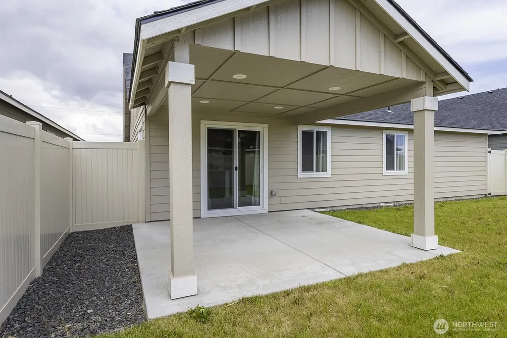 1013 W Maple Drive Moses Lake WA 98837