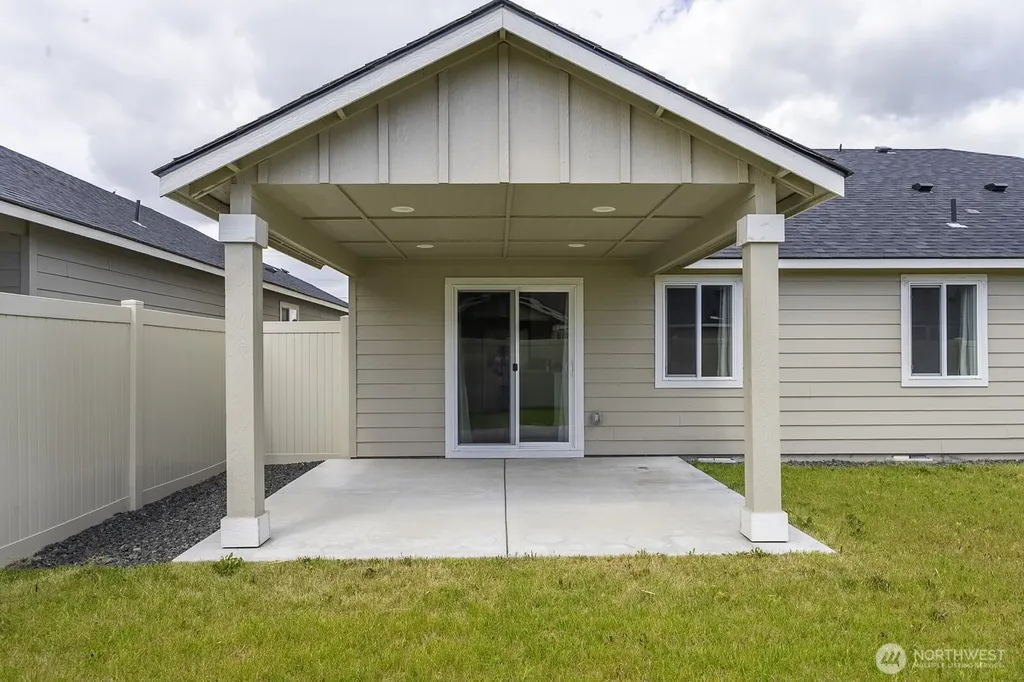 1013 W Maple Drive Moses Lake WA 98837