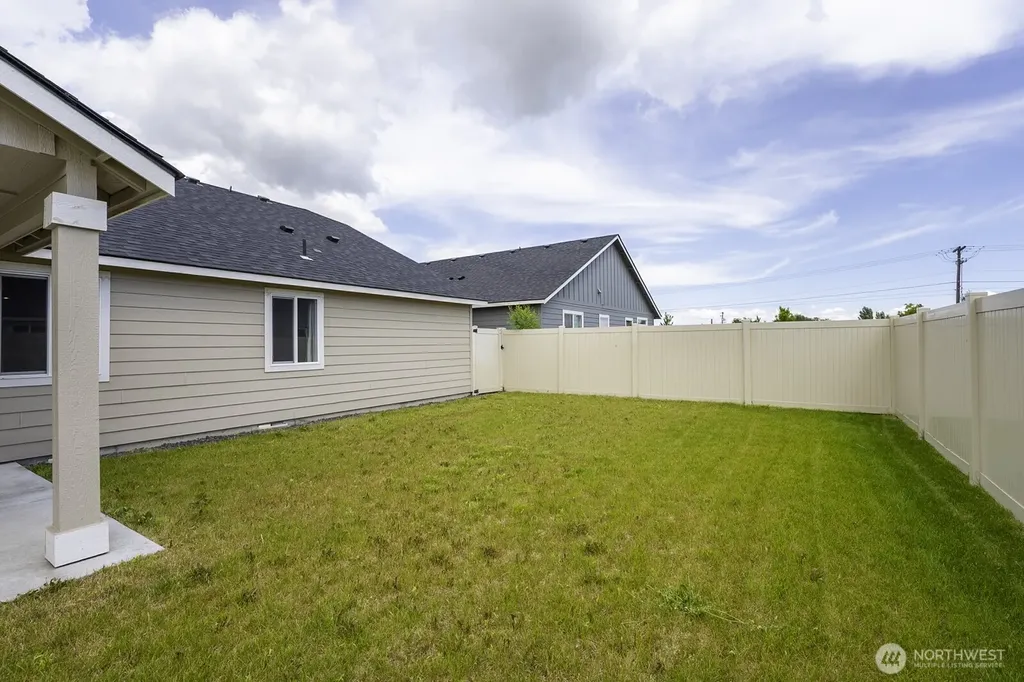 1013 W Maple Drive Moses Lake WA 98837