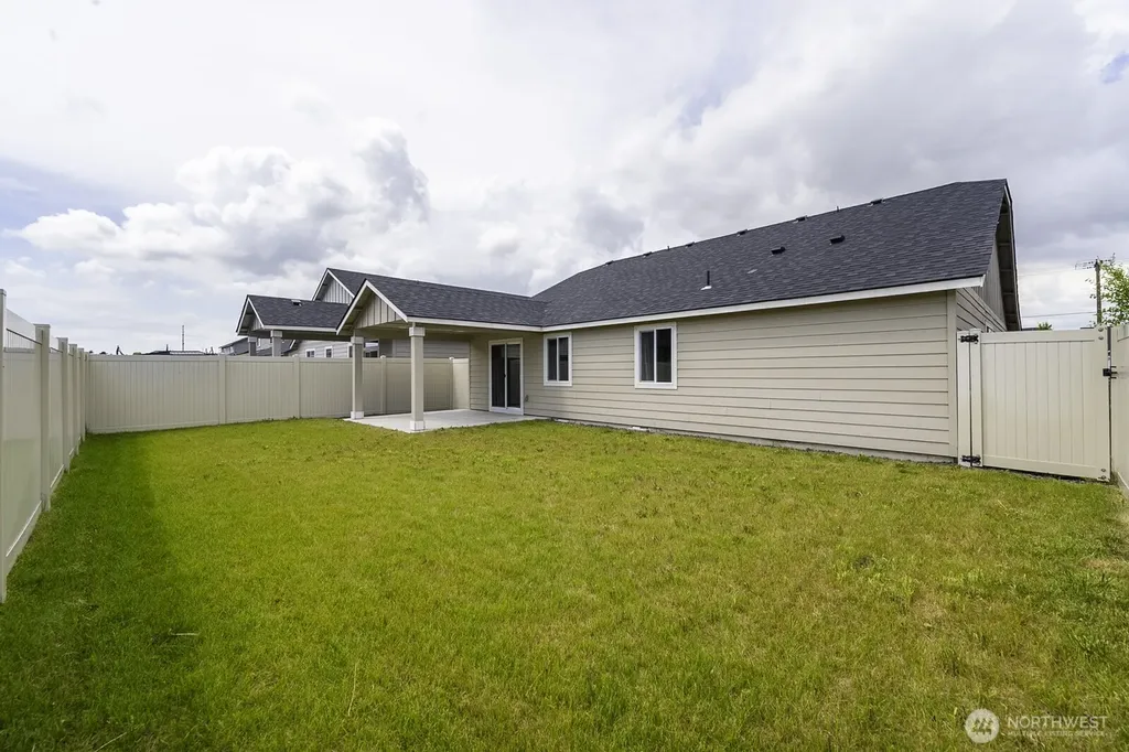 1013 W Maple Drive Moses Lake WA 98837