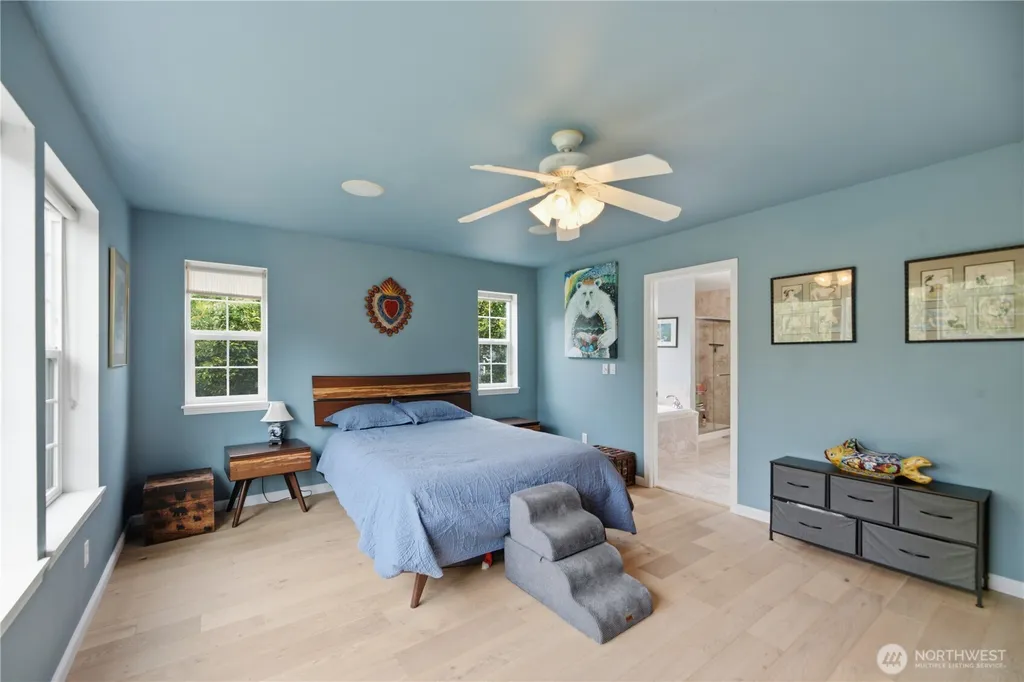 2484 Soundview Drive NE Bainbridge Island WA 98110