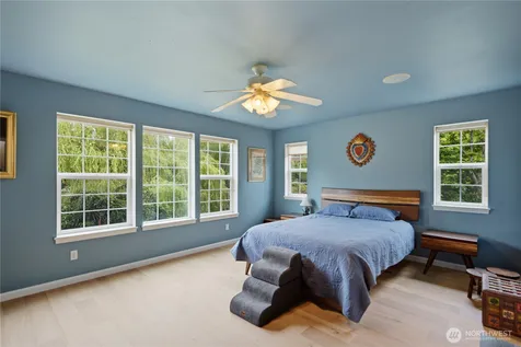 2484 Soundview Drive NE Bainbridge Island WA 98110